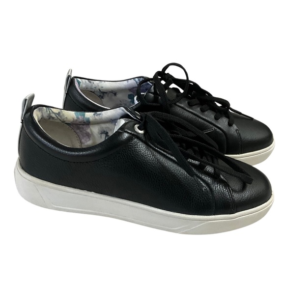 Cougar Bloom Black Leather Sneaker, New in Box - Picture 1 of 8